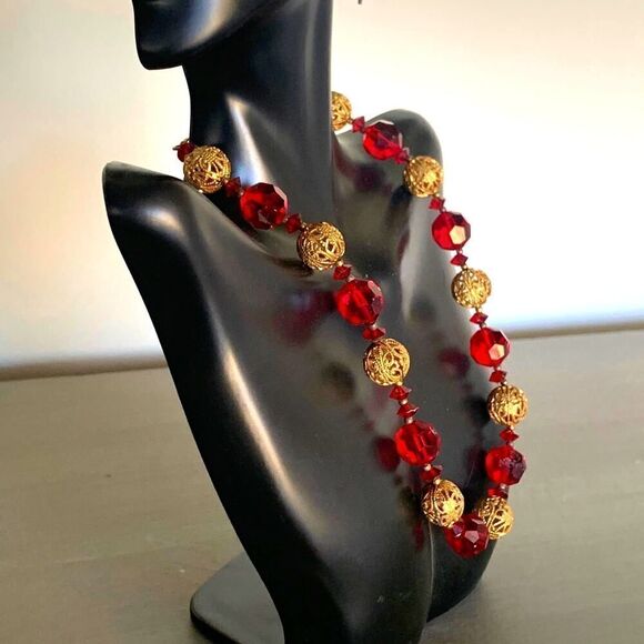Beautiful Antique metal and Red beads Necklace, in Gold tone, Unmarked - Picture 2 of 4